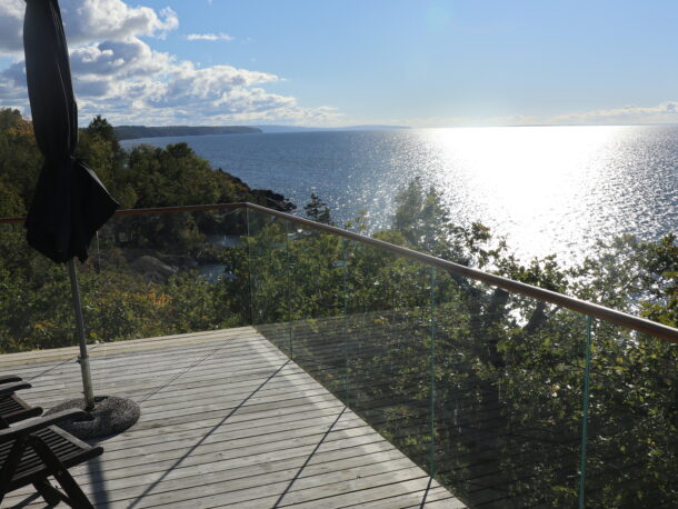 stolpfritt glasräcke med vy över havet