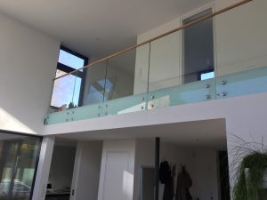 Support-free indoor glass railing